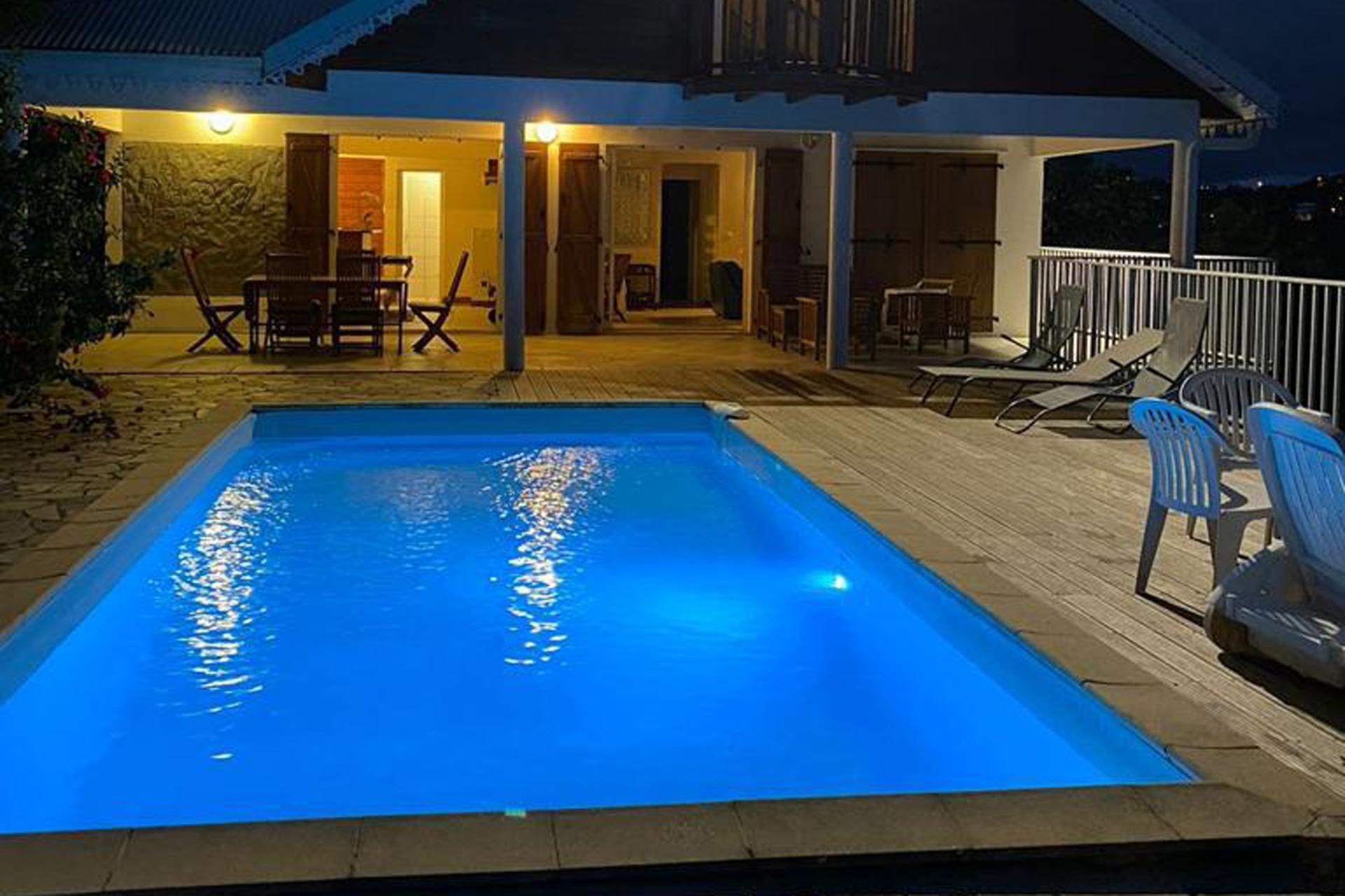 19 Location-villa-martinique_-Piscine-et-maison-nuit